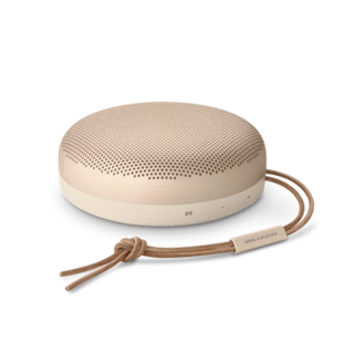 Bang & Olufsen Beosound A1 2. Nesil Su Geçirmez Taşınabilir Bluetooth Hoparlör (Altın)